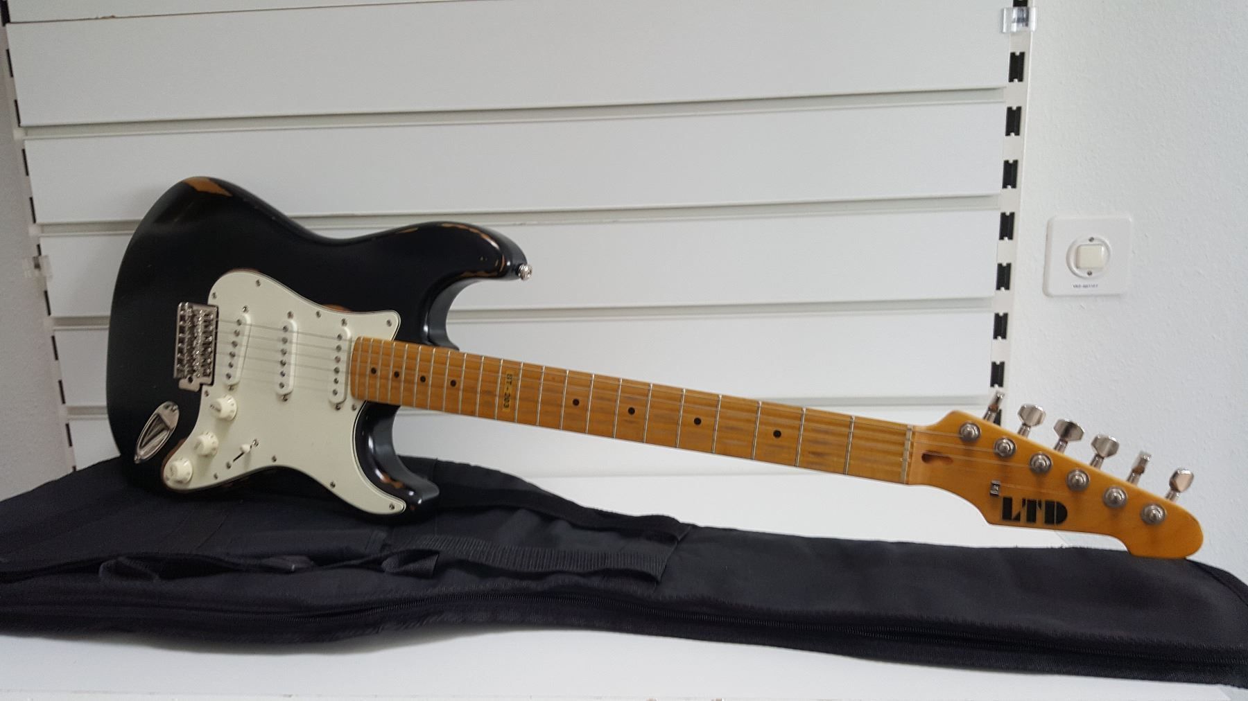 Esp Strumenti musicali: LTD ST-203 BLK Maple Distresse e-gitarre ,neuwertig – Nuovo (secondo la descrizione) da Glattbrugg venduto da Swissmusik