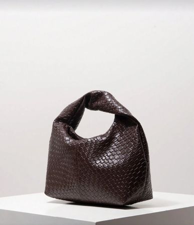 Sac à main tressé marron en cuir souple - Élégant!