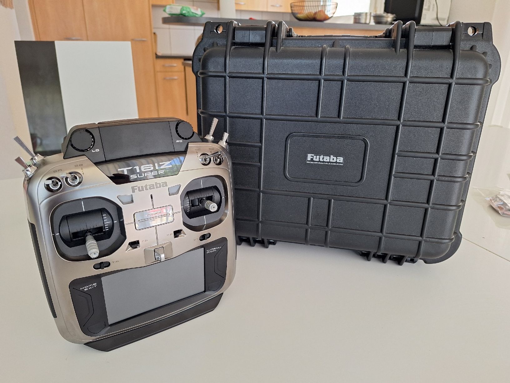 Futaba Telecomando: Futaba T16IZ Super, comme neuf, avec mallette! – Nuovo (secondo la descrizione) da Missy venduto da Heli1565