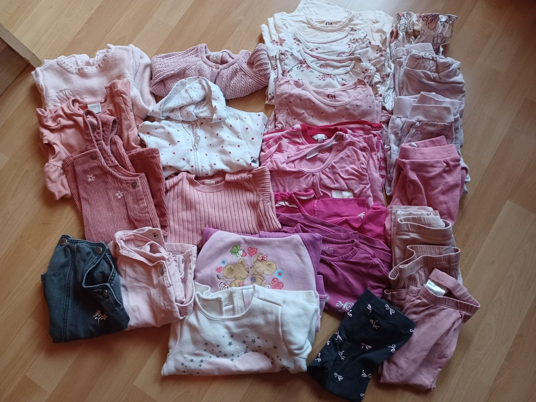 Lotti & Set di vestiti: 26 teiliges Mädchenpaket 86 – Usato da Matt venduto da Remonso