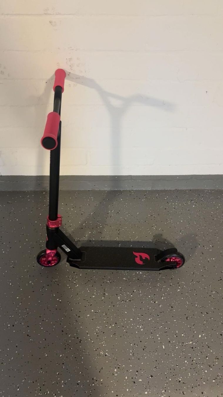 Scooters: Scooter 3000 Black/Pink – D'occasion à Niederscherli par ija_y67c 2