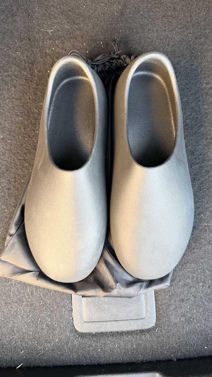 Herrenschuhe: Yeezy SL-01 – Neu und originalverpackt aus meyrin von aar_g8xm 1