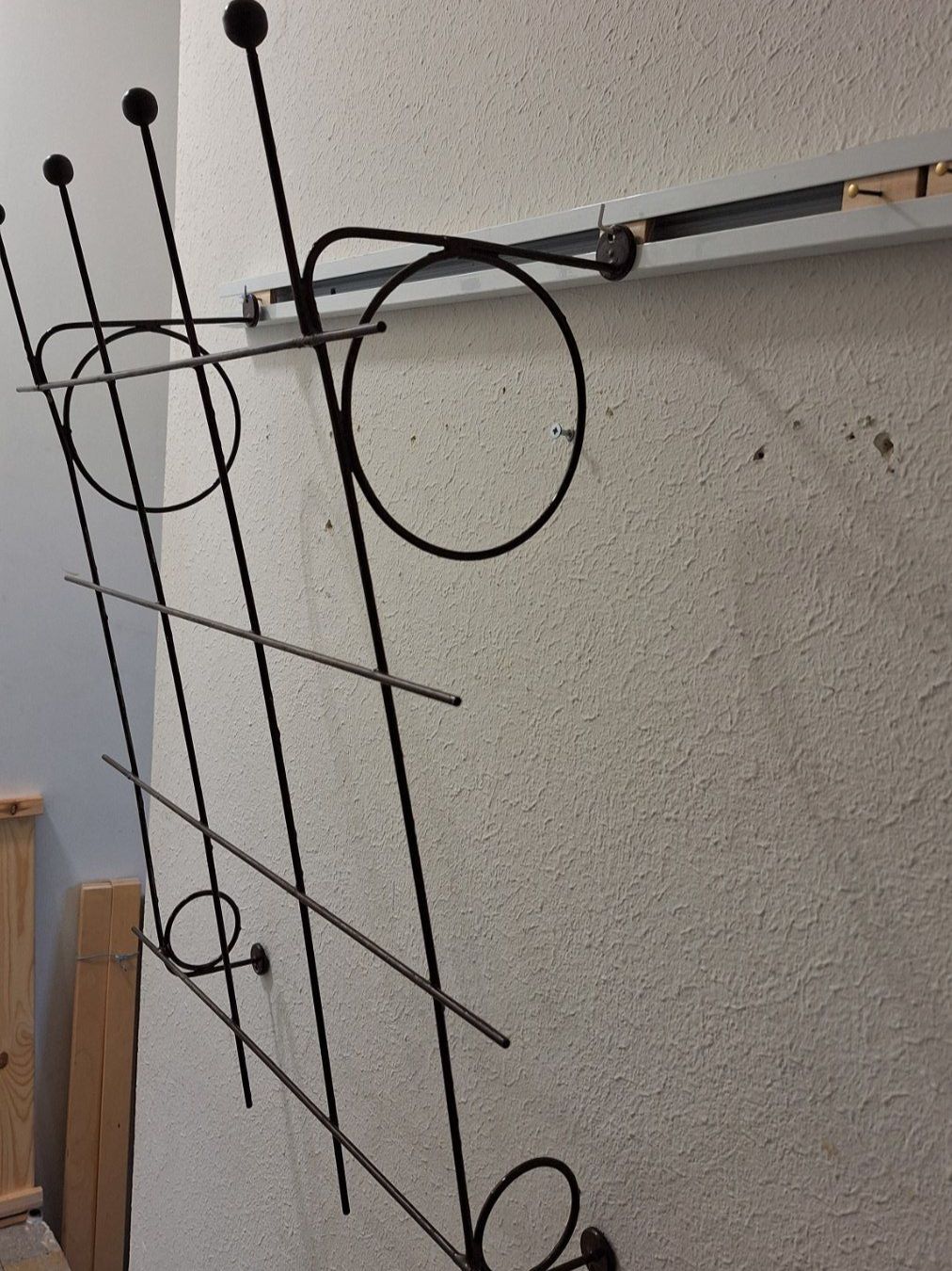String Garderobe: Mid century -String-Wand-Garderobe  ,Metall minimalistisch – Gebraucht aus Arlesheim von shopradl 5