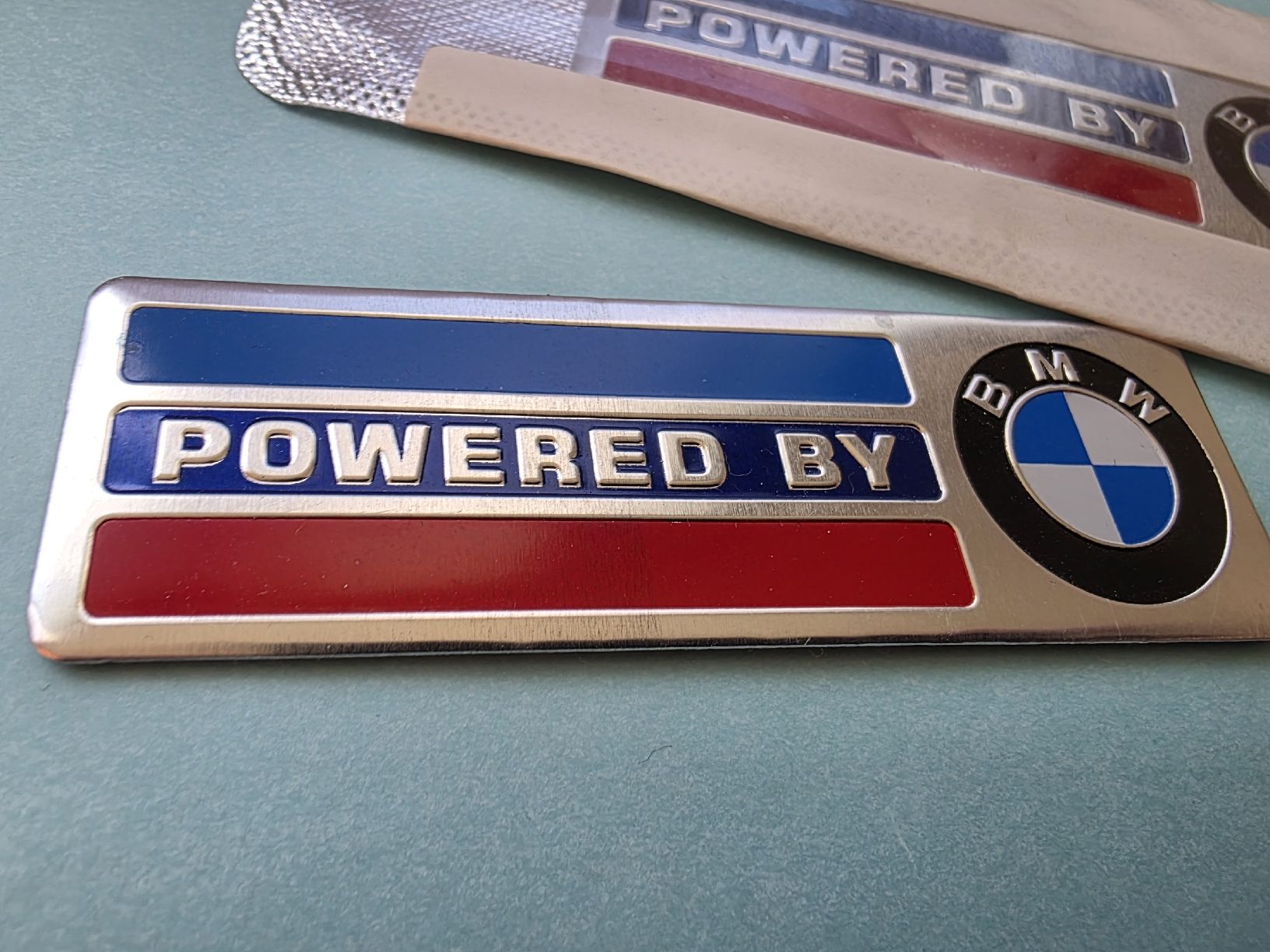BMW Insegne: POWERED BY BMW PLAKETTEN – Nuovo e nell'imballaggio originale da Winterthur venduto da Navitimer 1