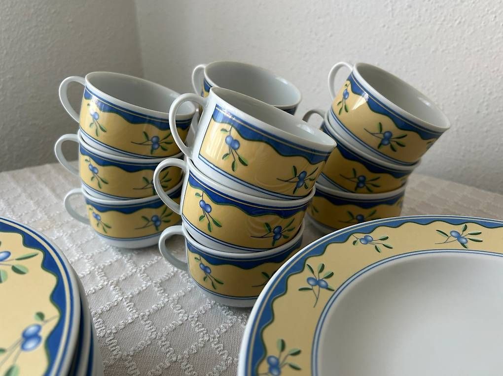 Set di piatti: Vintage Essgeschirr Set 53 Teile – Usato da Bütschwil venduto da Mariia_Ch221 1