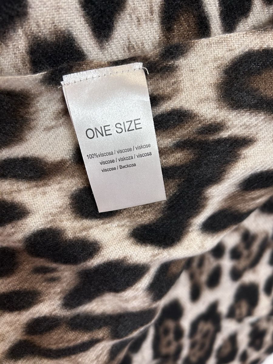 Foulards, Tücher & Schals: Schal mit Animal Print – Gebraucht aus Winterthur von seri_bo 2