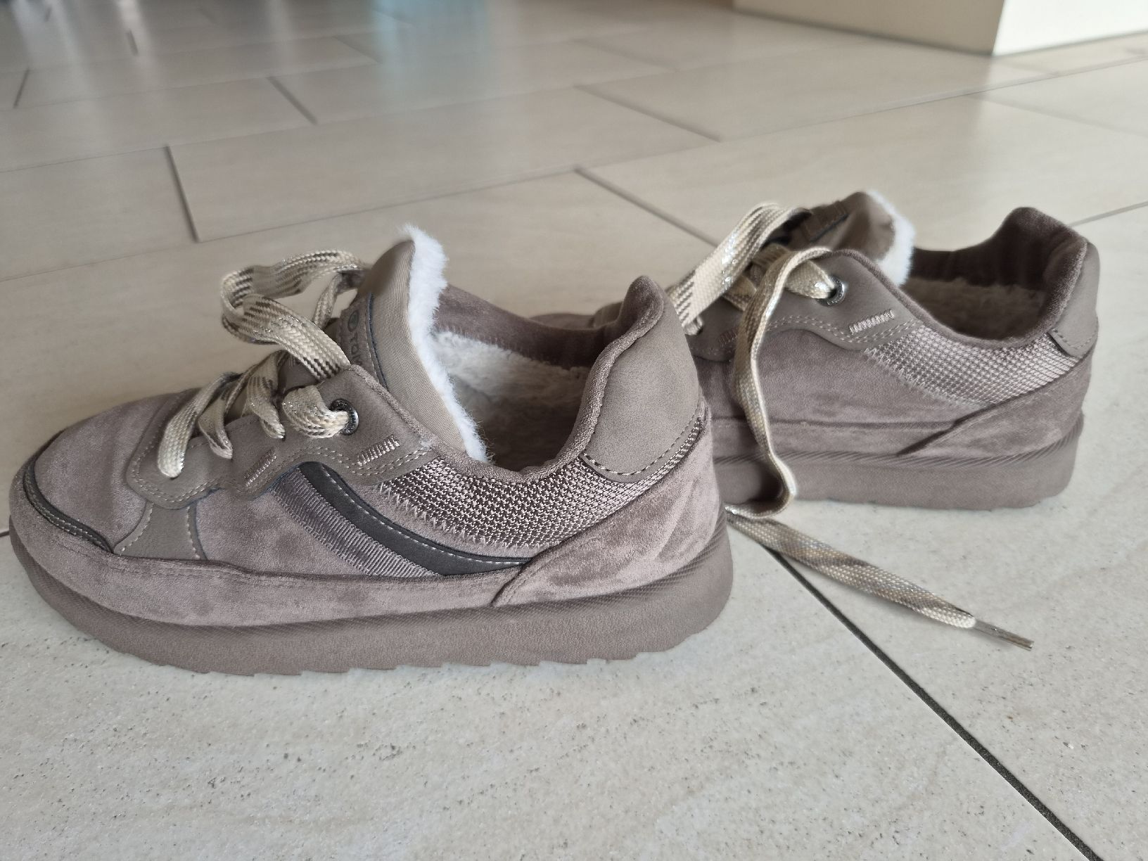 Tom Tailor Scarpe da donna: TOM TAILOR Sneaker mit Fellfutter – Usato da Sigriswil venduto da Aline_87 2