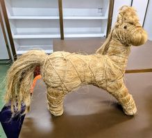 Deko Pferd aus Naturfasern Bastgeflecht gut erhalten