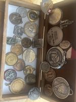 Lot de médailles et insignes de collection anciens 