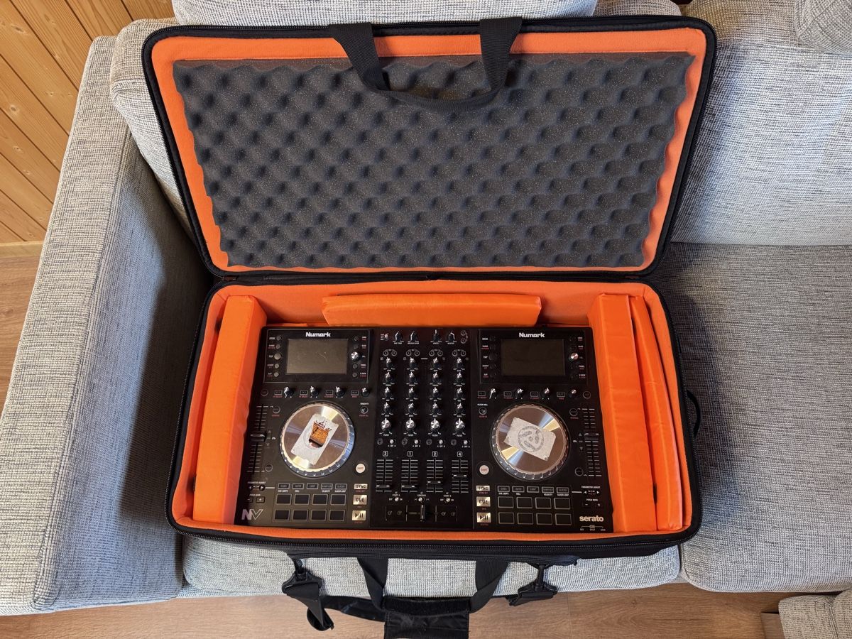 Numark Console di mixaggio: Numark NV DJ Controller mit UDG Ultimate Backpack – Usato da Doppleschwand venduto da Denos 5
