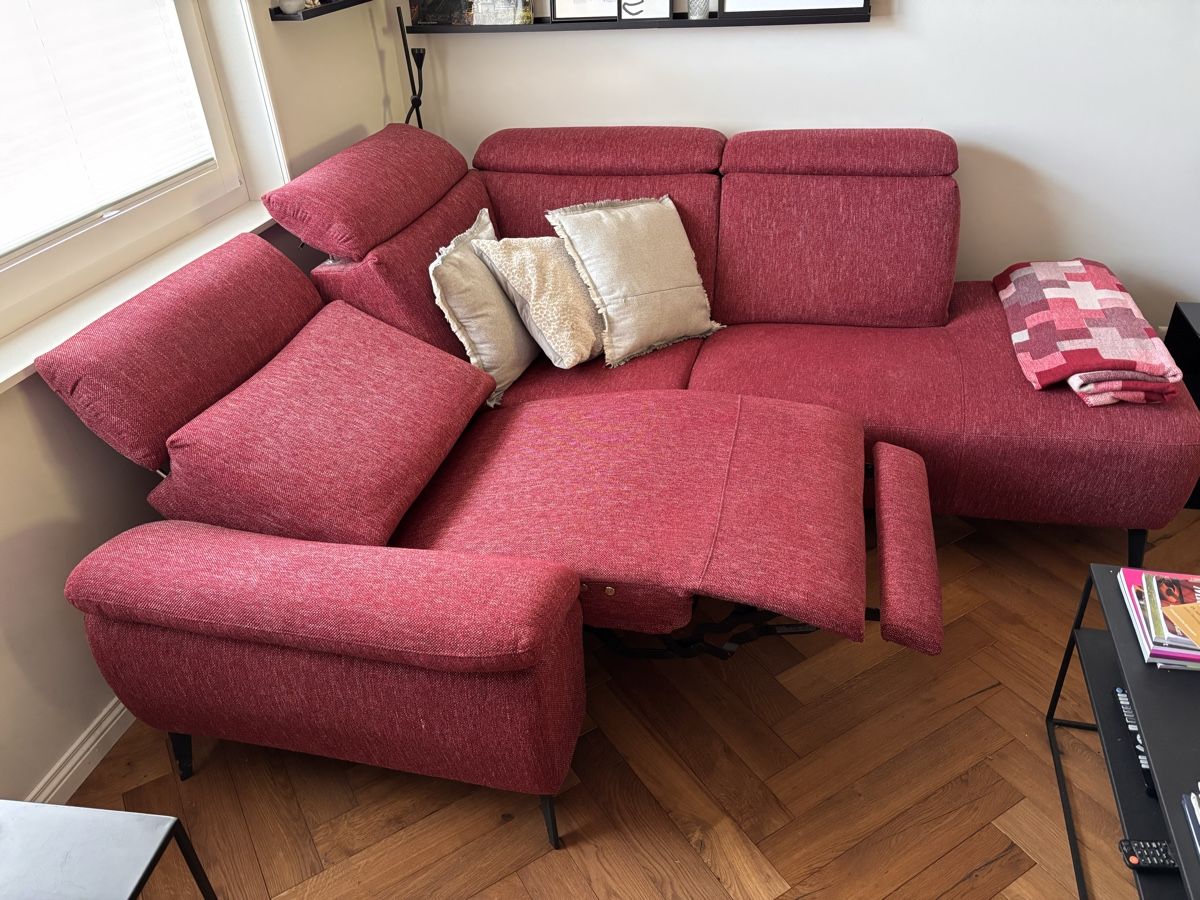 Sofas: Sofa red fabric adjustable seating excellent condition – Neu (gemäss Beschreibung) aus Studen SZ von Britman