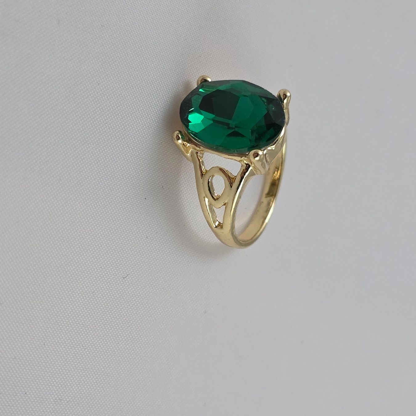 Ringe: Goldfarbener Ring mit grünem Stein S/M           681 – Gebraucht aus Wald ZH von Martin79 5