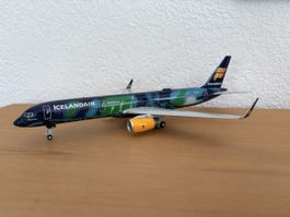 Gemini Jets 1:200 Icelandair Boeing 757-200 “Hekla Aurora”