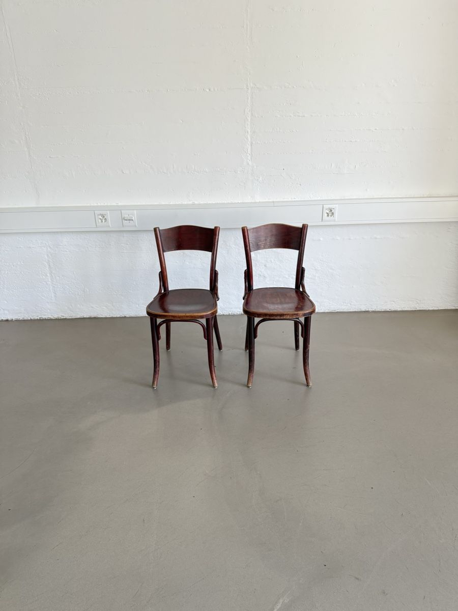 Thonet Stühle: 2 antike Thonet Stühle – restauriert – Gebraucht aus Grenchen von Design-Outlet 6