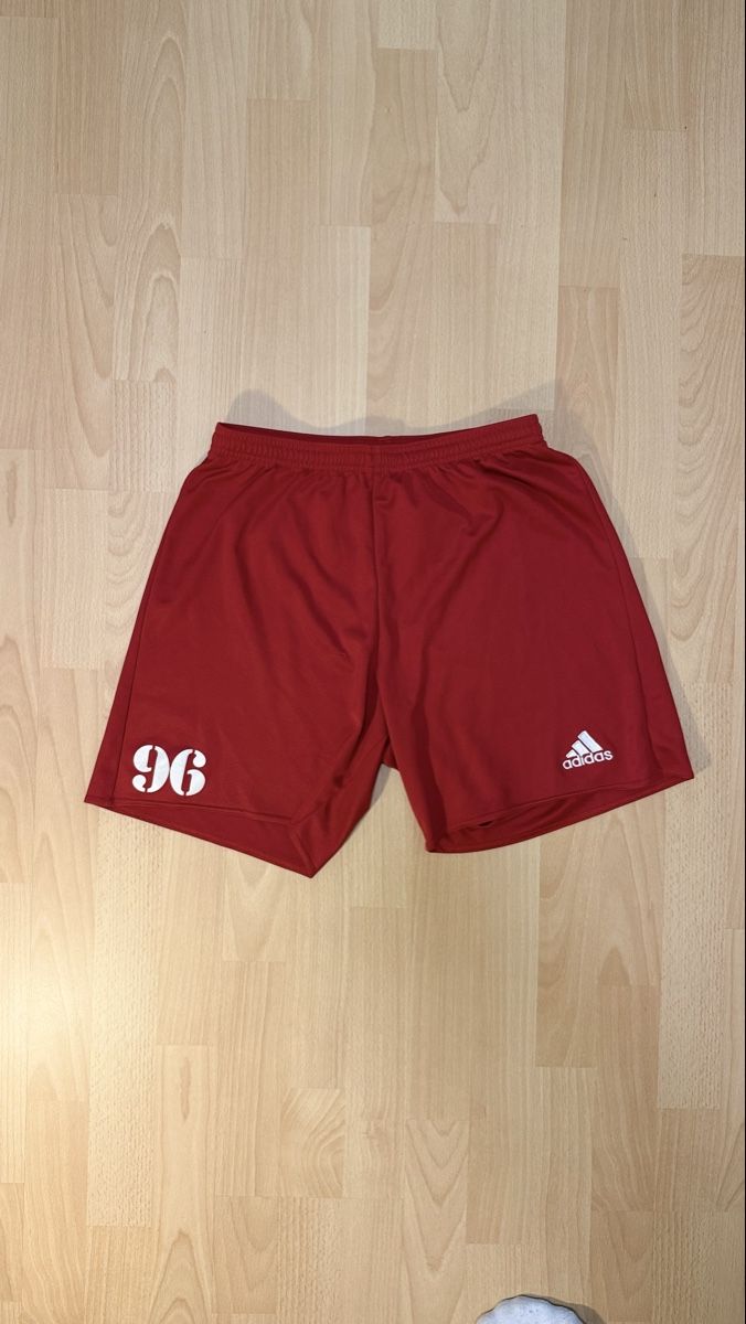 Adidas Pantaloni: Shorts Adidas rouge numéro 96 taille M – Usato da Glovelier venduto da nba_9jf8