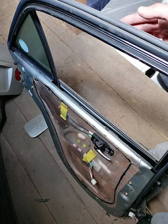 Tutti pezzi di ricambio auto: Lexus IS200 Tür hinten links – Usato da Leimiswil venduto da daniel_27 1