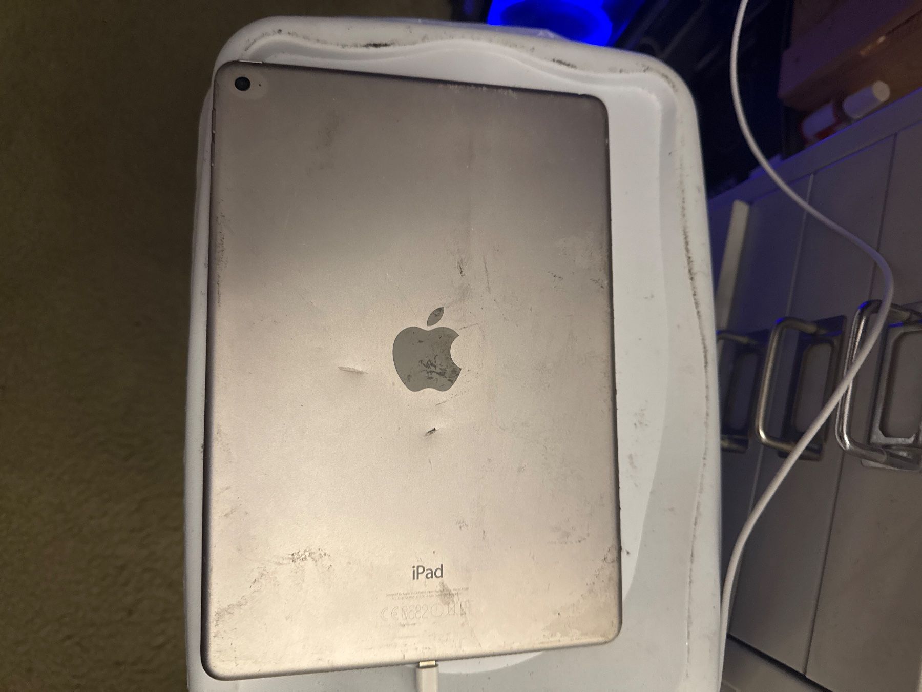 Apple Tablet PC: Ipad Air 2 - A1566 - icloude lock – Difettoso da Olten venduto da HoYa01