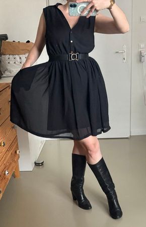 Petite robe noire col chemise. Avec poches et doublureT. 38
