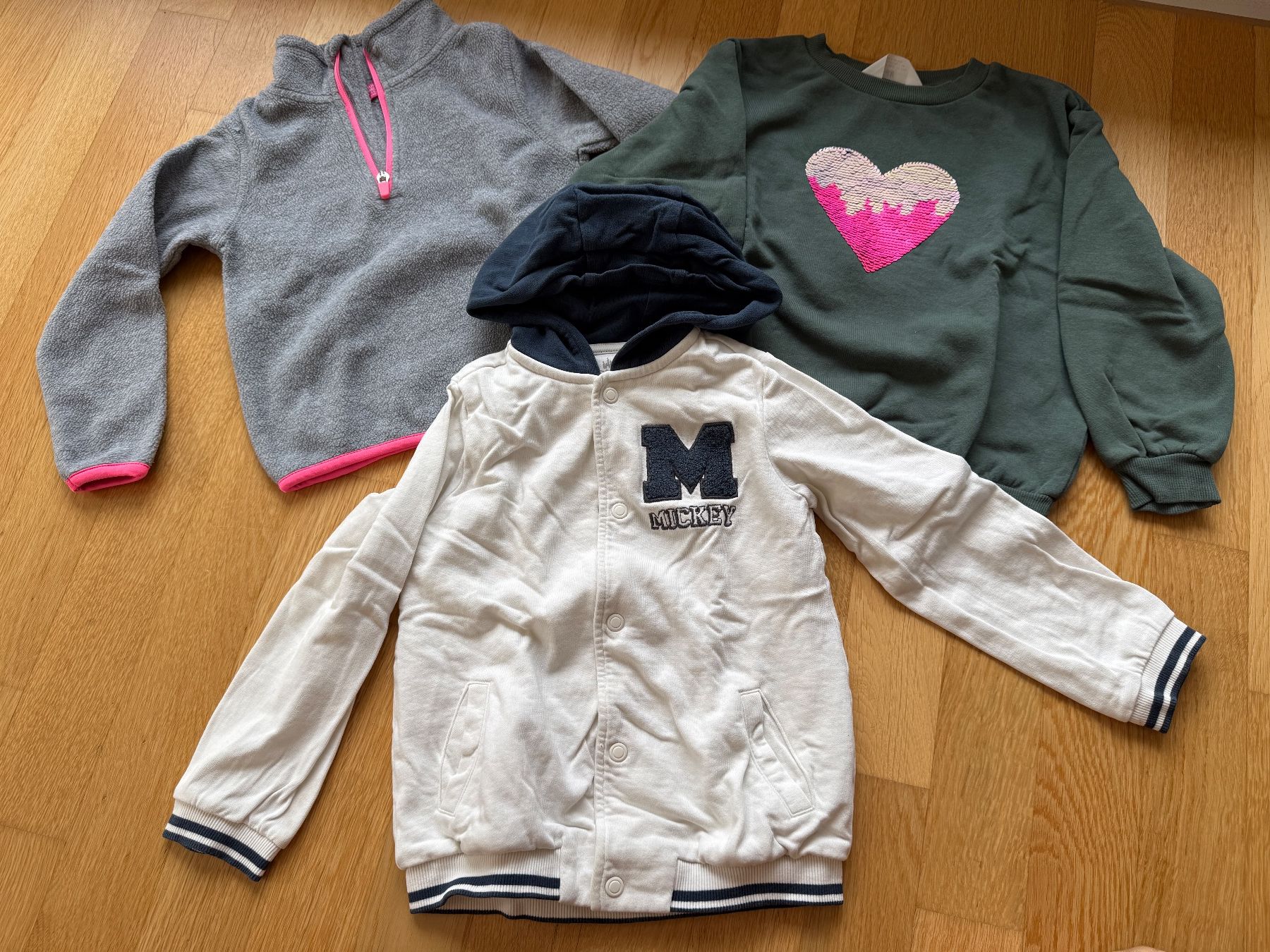 Pullover & Sweatshirts: Kleiderpaket Mädels, Grösse 104 - Pullover (x3) - Disney – Gebraucht aus Baden von polveres