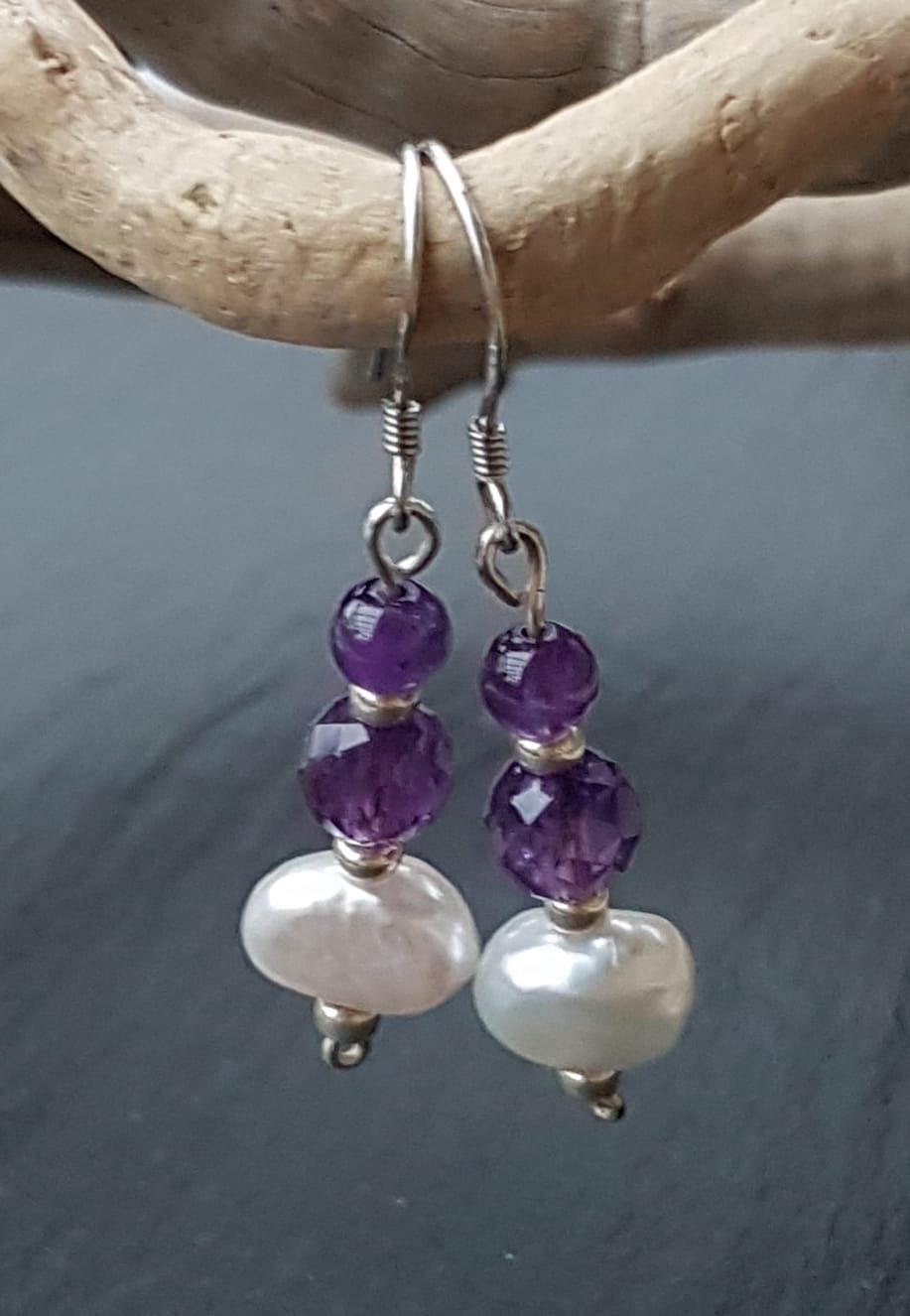 Orecchini pendenti & Orecchini a lobo: Boucles d'oreilles améthystes et perles – Nuovo e nell'imballaggio originale da Veyrier venduto da Leilazizou