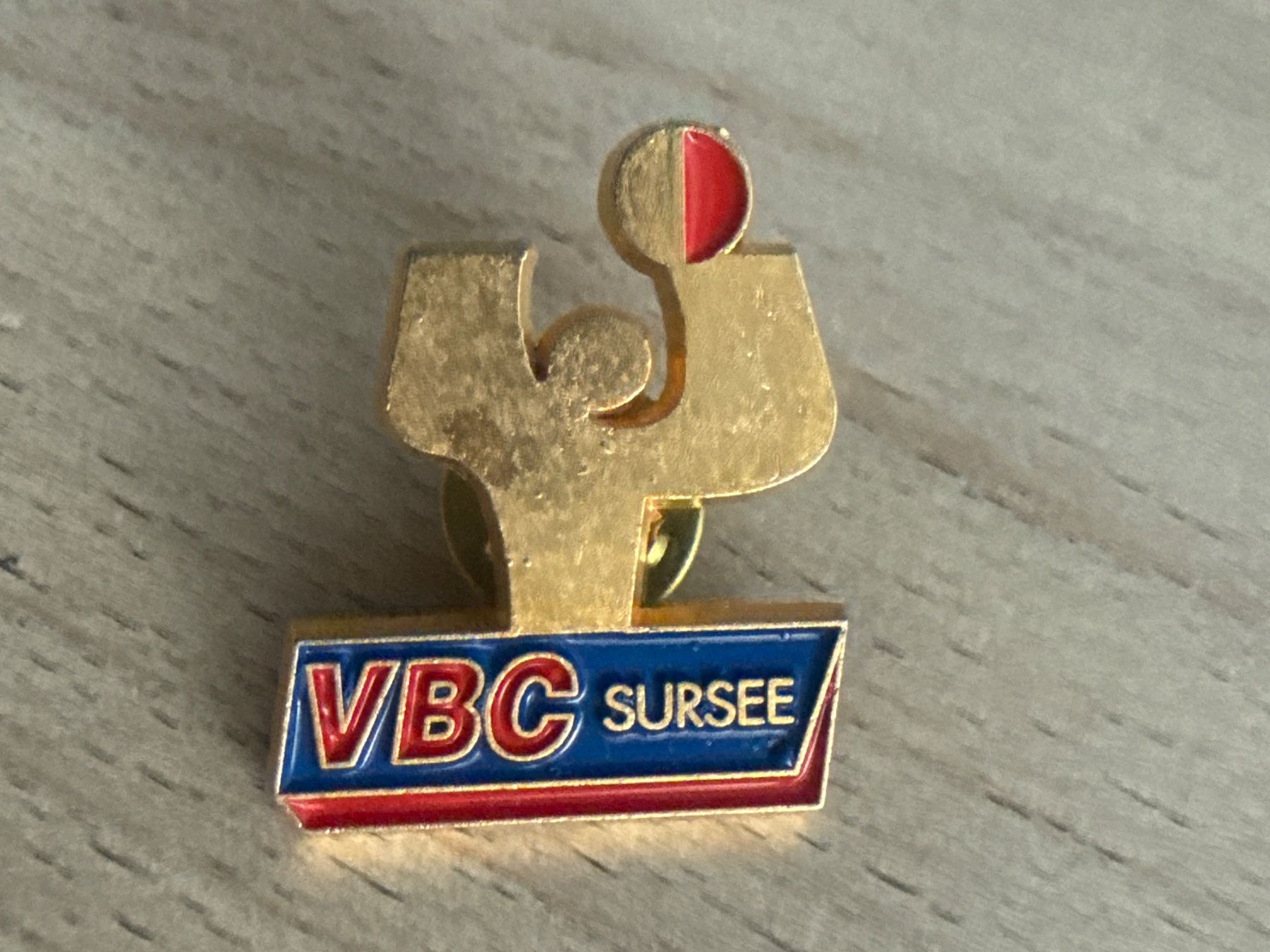 Placchette & Badge: Pin VBC Sursee Volleyball – Usato da Glattbrugg venduto da Schweigmatt