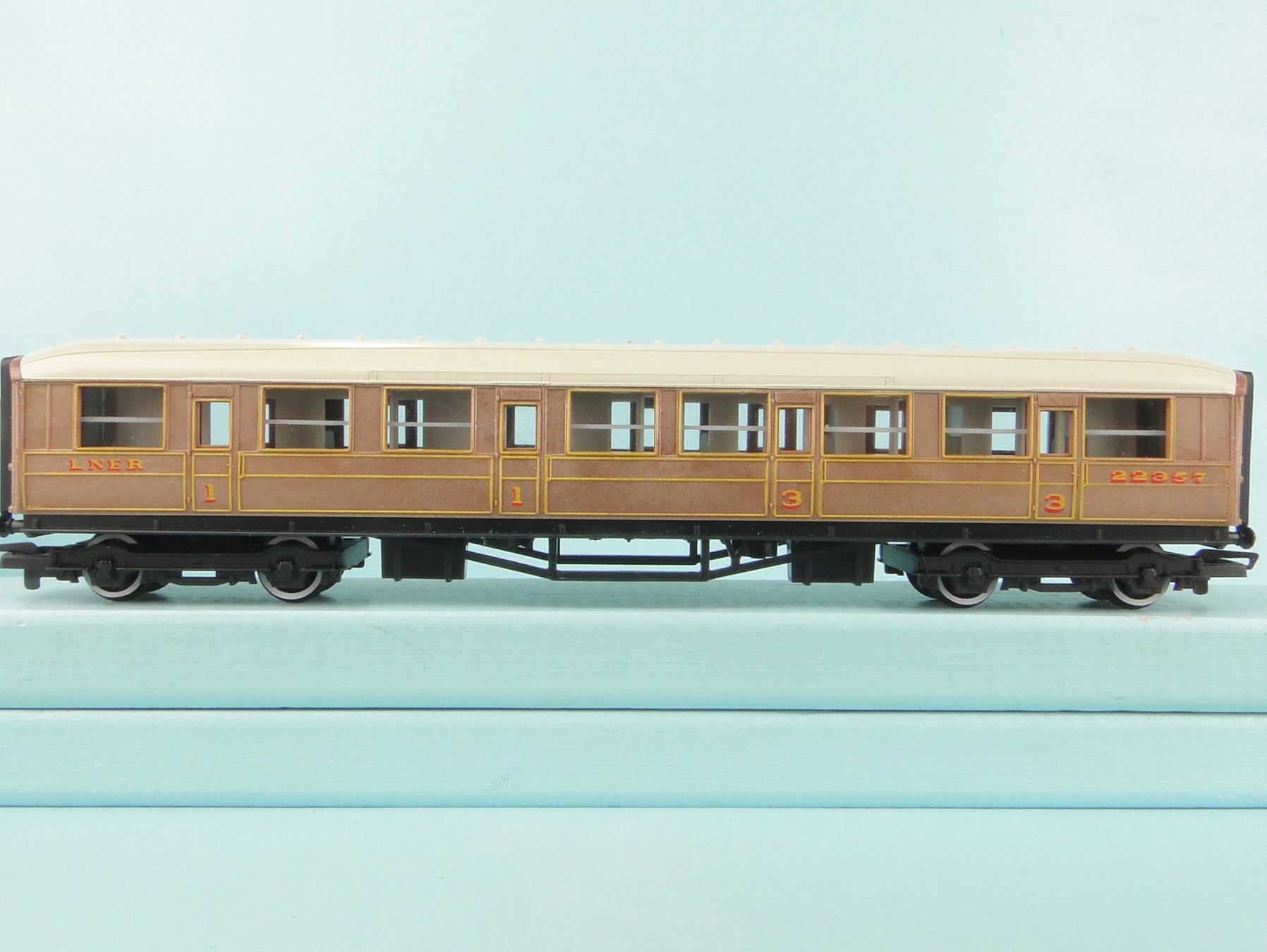Hornby Modellini di ferrovie: Hornby R 477 LNER Coach – Usato da Bülach venduto da cann11 3
