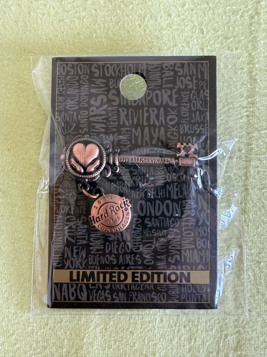 Spille & Fermagli: Pin’s Hard Rock Café Copenhague  – Nuovo e nell'imballaggio originale da Evilard venduto da fre_tn86