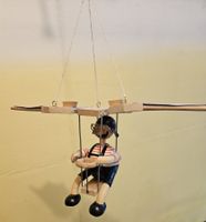 Fliegender Mensch an Feder