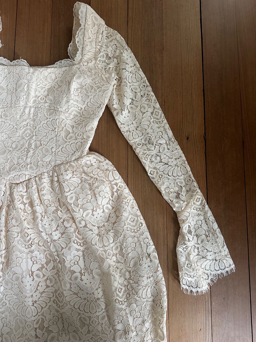 House of CB Vestiti: Cream long sleeve mini dress – Usato da Rüschlikon venduto da tcf_mp8y 1