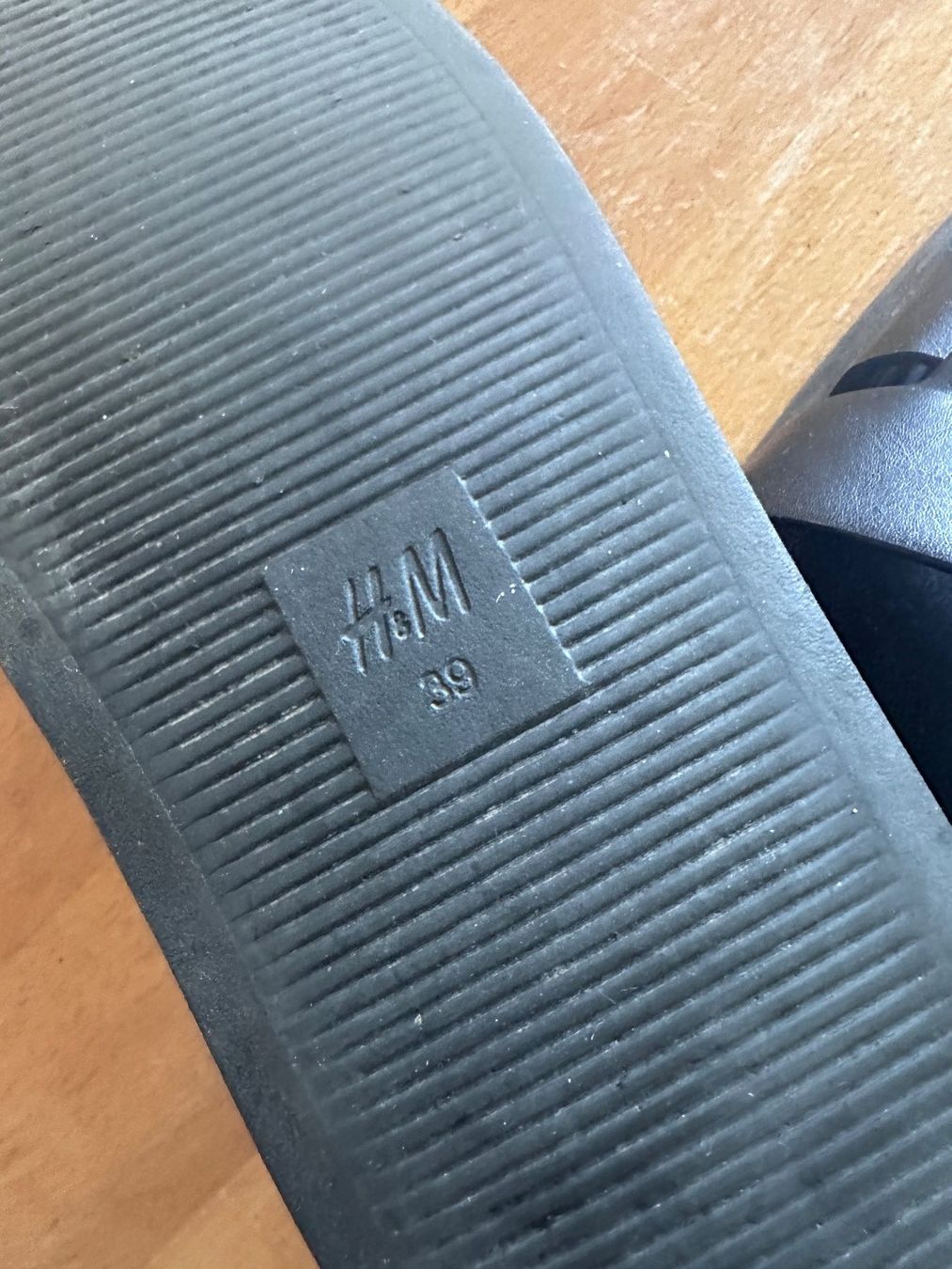 H&M Chaussures femmes: Pantolette schwarz Grösse 39 – D'occasion à Zürich par babssusch 2