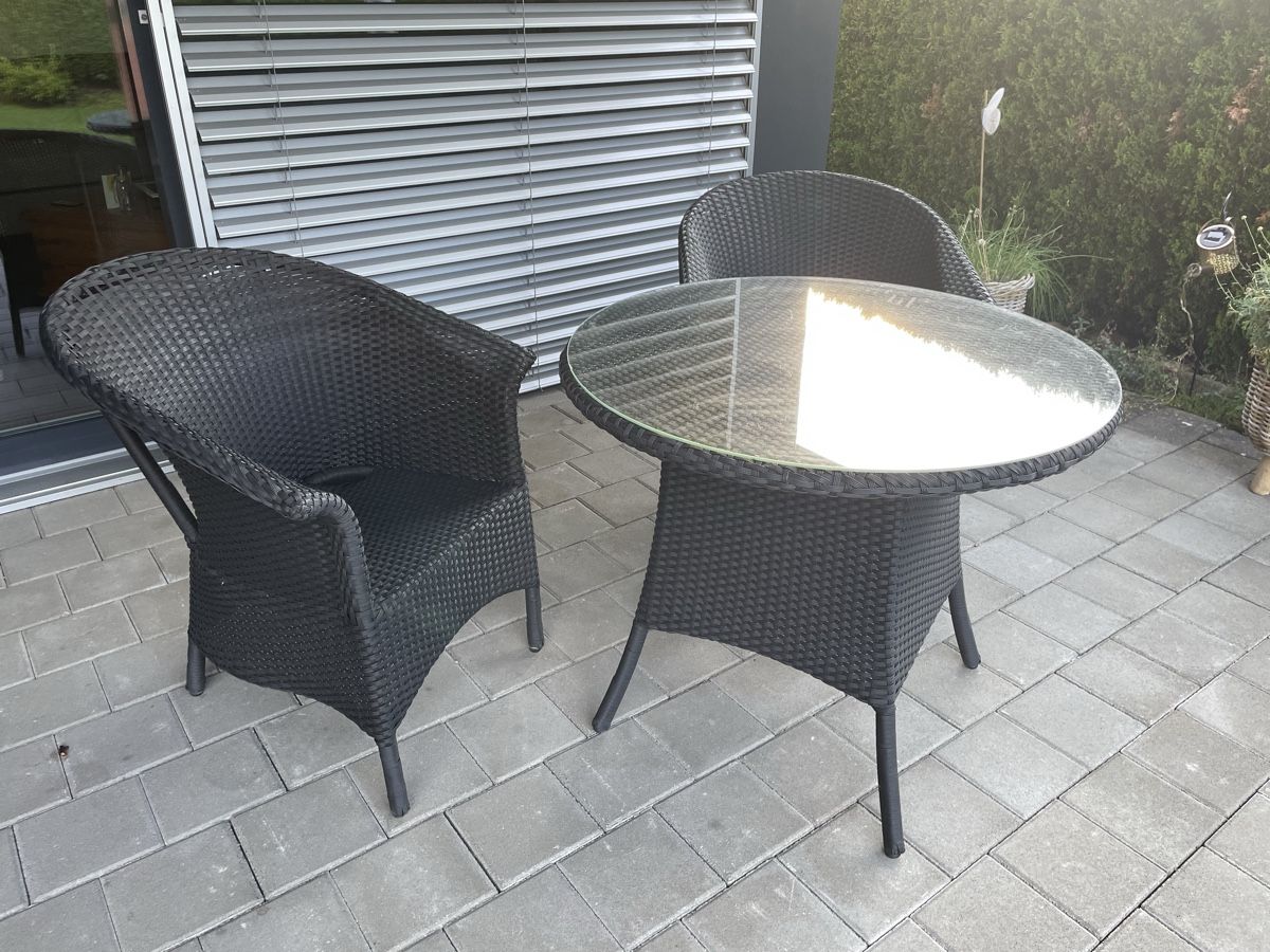 Tischset: Schwarze Gartengarnitur, Tisch mit Glasplatte, 2 Stühle 54 – Gebraucht aus Unterägeri von mue_2zgr