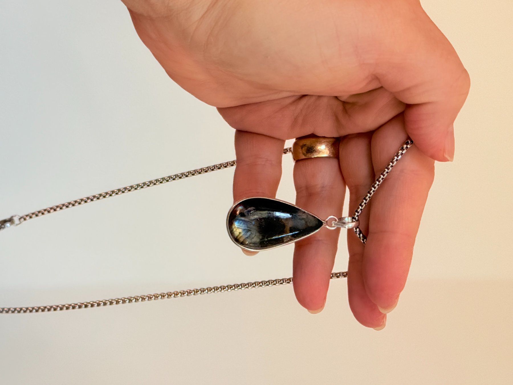 Catenine: Collier avec pendentif pierre labradorite forme goutte – Nuovo e nell'imballaggio originale da Genève venduto da AWWA 3