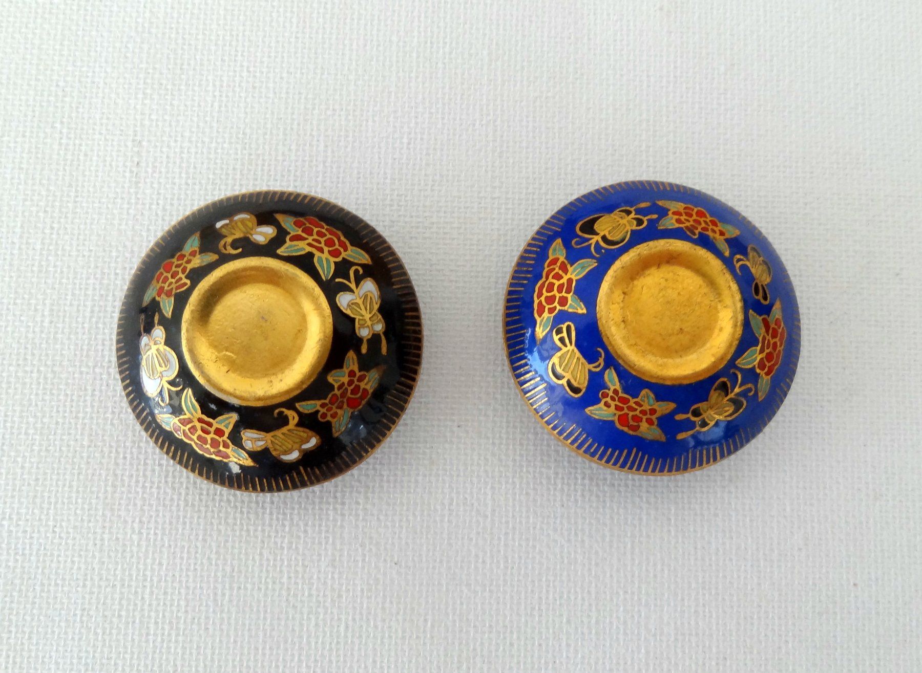 Alle Dekorationen: Cloisonné Dosen, vintage, 2 Stück – Neu und originalverpackt aus Locarno von Sicabe 1