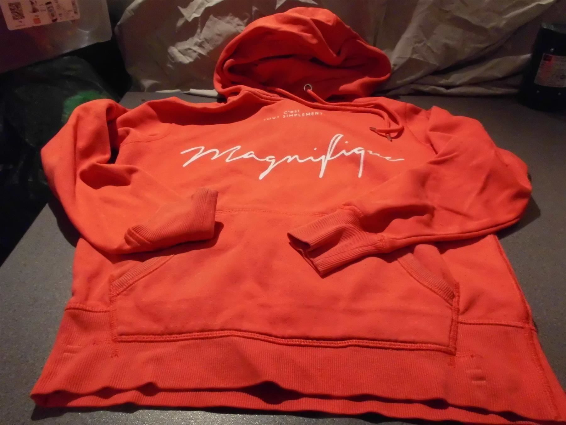 H&M Pulls & Sweat-shirts: Kapuzenpullover Grösse XS, H&M, rot, Auf – D'occasion à Zürich par Motzkuh