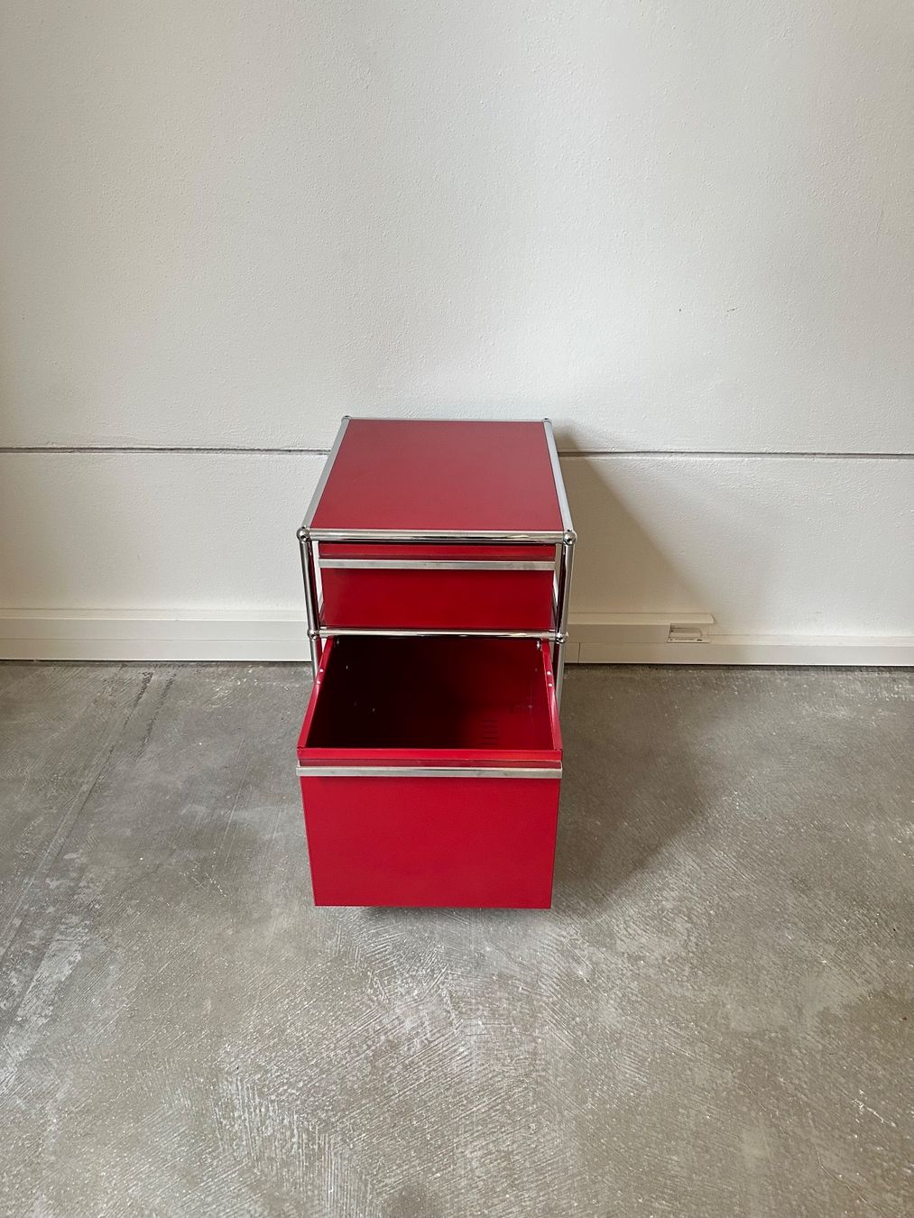USM Korpus: USM Haller Rollkorpus Rubinrot – Gebraucht aus Grenchen von Design-Outlet 4