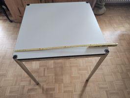 USM Haller Besprechungstisch 75 x 75 cm hellgrau