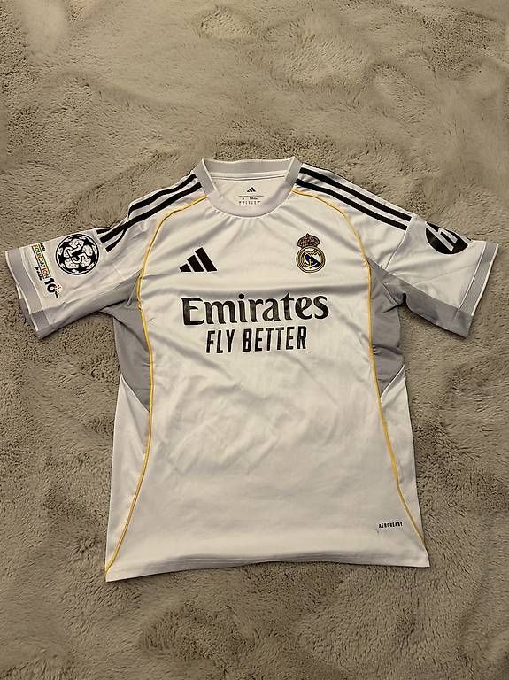 Real Madrid Canottiere & Pantaloni: Real Madrid Trikot 2025/2026 – Usato da Lenk im Simmental venduto da niczbaeren