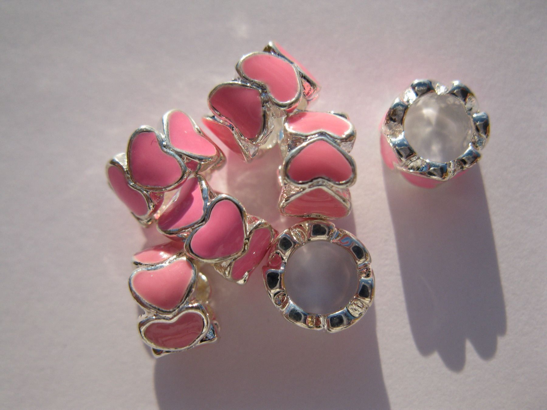Perle (finte): 2 Metallperlen, Beads, Grosslochperlen Herz, rosa emailliert – Nuovo e nell'imballaggio originale da St. Margarethen TG venduto da LuanaKa