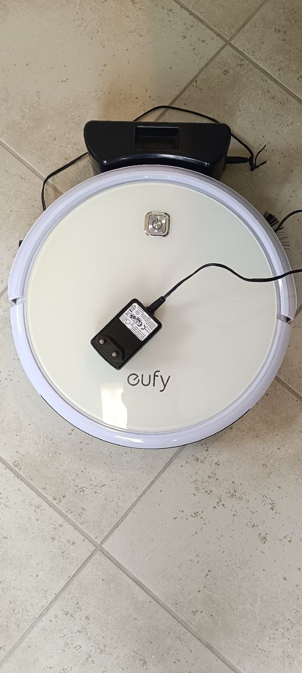 Eufy Staubsauger & Zubehör: Eufy RoboVac 11 Saugroboter mit Ladestation gebraucht – Defekt aus Arbon von Gatto81 1