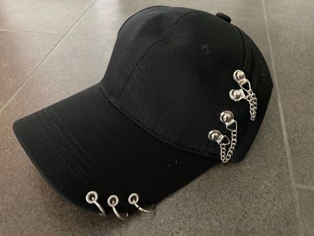 Rock Style. Schwarzes Cap mit Ketten und Ringen