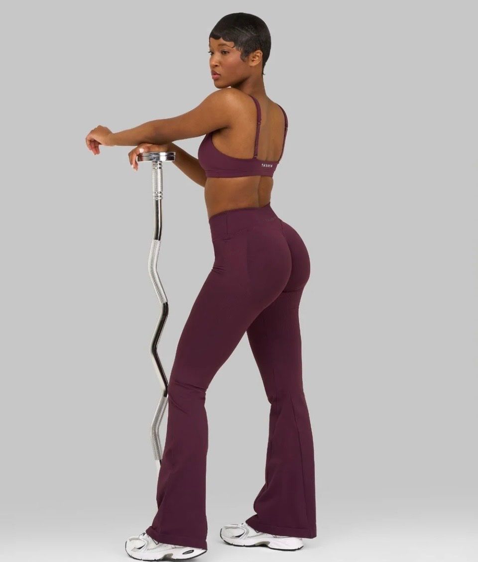 Leggings: Damen Trainingshose Bootcut Flared Grösse S neu – Neuf avec emballage d'origine à Zürich par con_kc7f