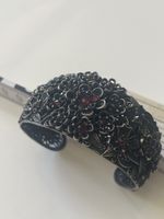 Antiker Armreif Silber Blumenmuster und Steinen