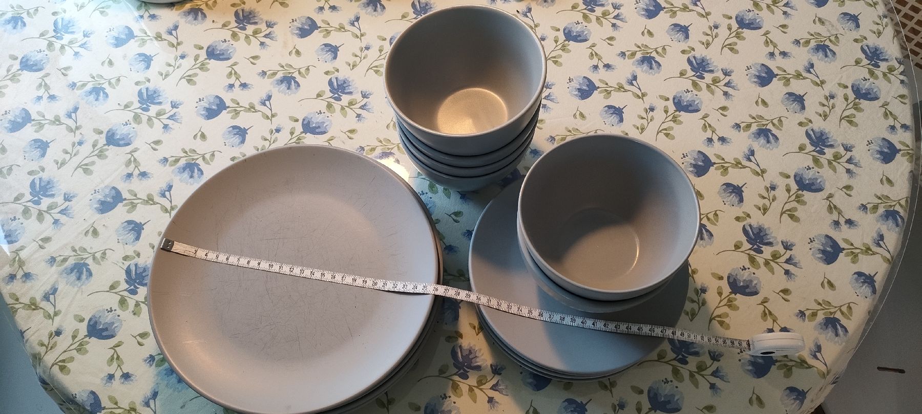 Set di piatti: 18-teiliges Geschirrset grau – Usato da Muri AG venduto da Mupuputs