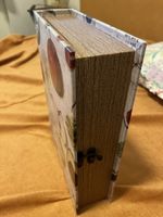 Elegante scatola a forma di libro con chiusura vintage.
