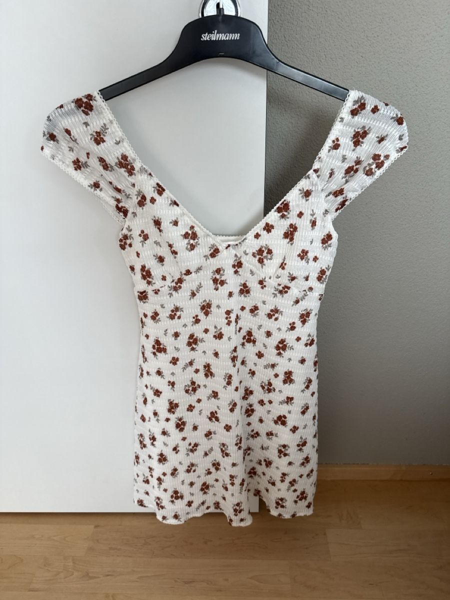 Pull&Bear Kleider: PULL&BEAR Sommerkleid Blumenmuster Weiss Grösse S – Gebraucht aus Eich von jasmingrueter