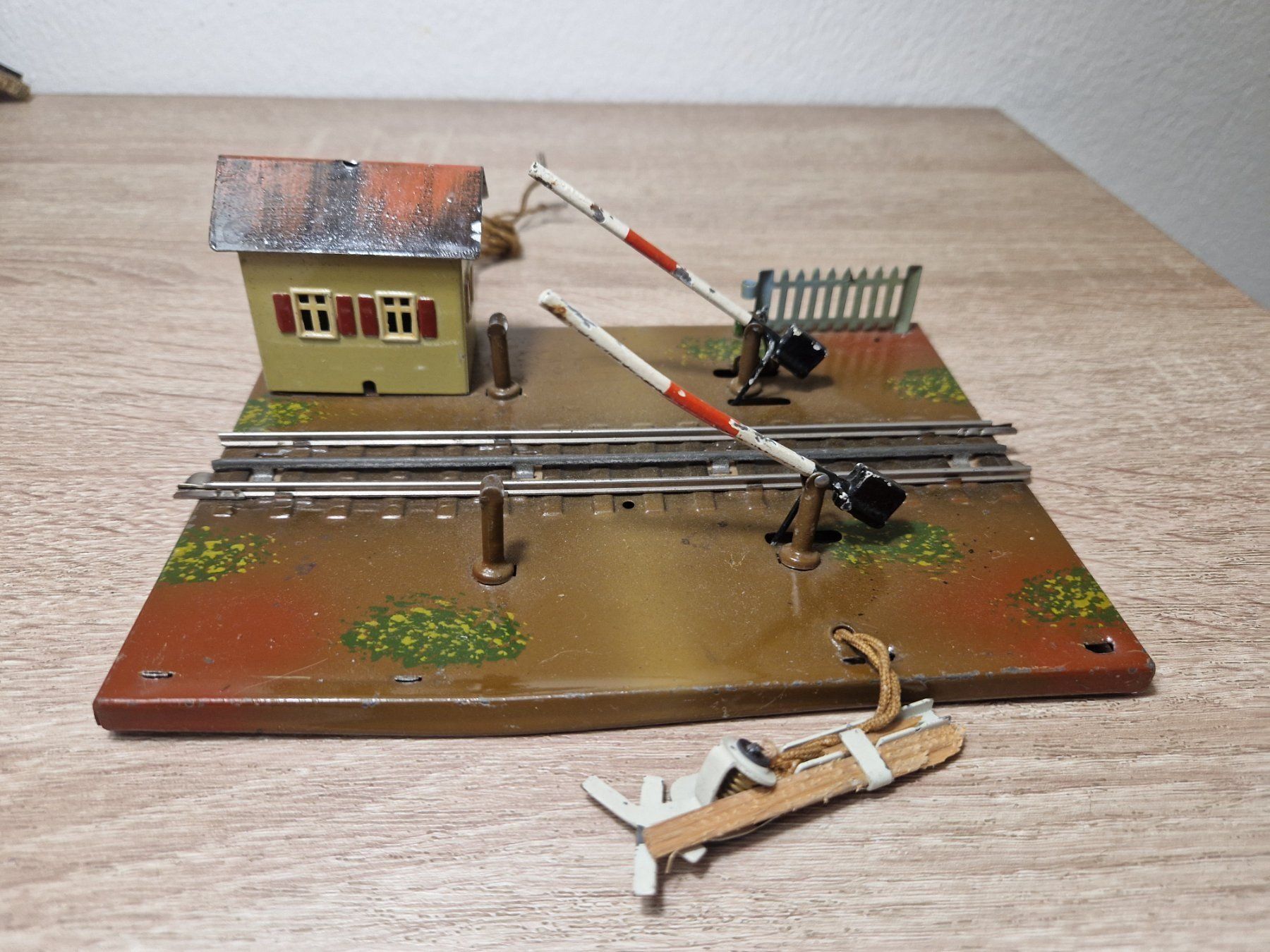 Märklin Modellini di ferrovie: Märklin 458 EM Bahnübergang H0 – Usato da St-Aubin-Sauges venduto da Lo_Go