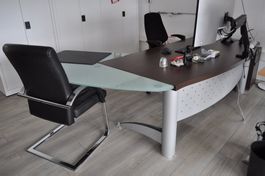 Sehr grosser Bürotisch mit Seitenfläche und Rollcontainer