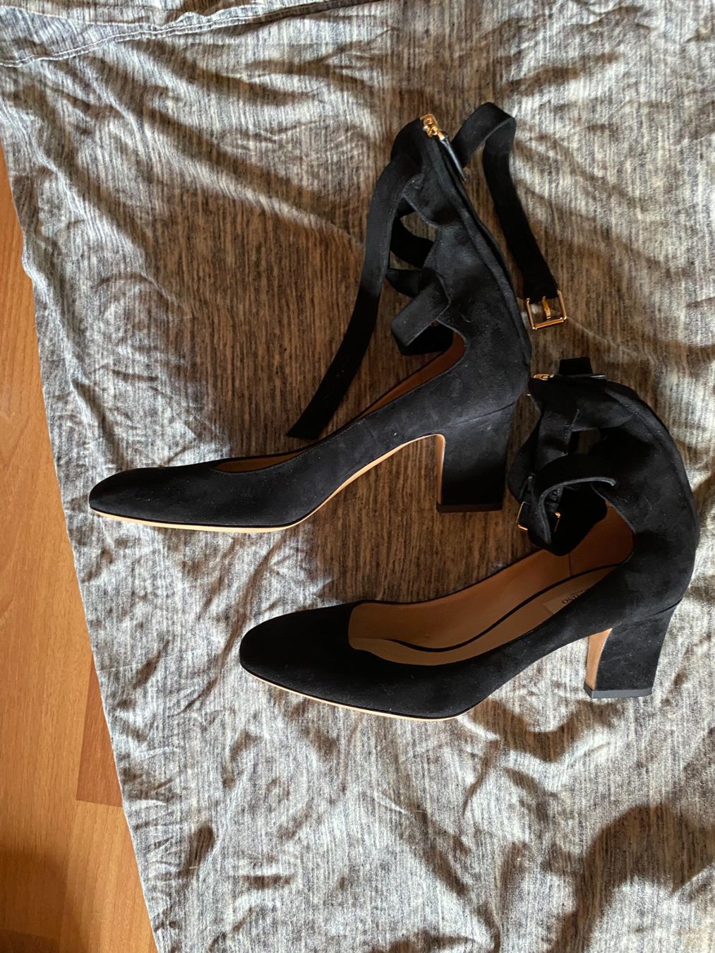 Valentino Chaussures femmes: Escarpins Valentino suede noir taille 41 – D'occasion à Saviese par cyr_6rkk 4