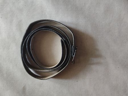 Schwarzer Ledergürtel, gut erhalten, Sommer-Accessoire (57)