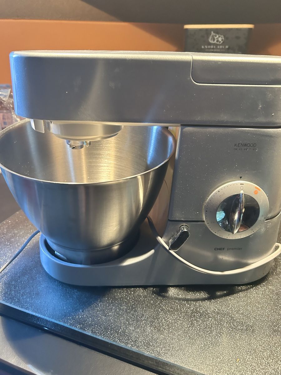 Kenwood Elettrodomestici da cucina: Kenwood KMCS Chef Premier Kitchen Machine 1000W silber – Usato da Villmergen venduto da Walkuere0